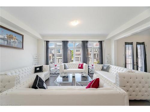 189 Thompson Drive Drive, East Gwillimbury, ON - Indoor Photo Showing Living Room