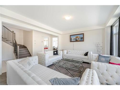 189 Thompson Drive Drive, East Gwillimbury, ON - Indoor Photo Showing Living Room