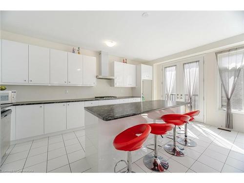 189 Thompson Drive Drive, East Gwillimbury, ON - Indoor Photo Showing Kitchen