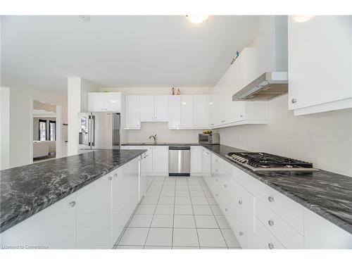 189 Thompson Drive Drive, East Gwillimbury, ON - Indoor Photo Showing Kitchen With Upgraded Kitchen