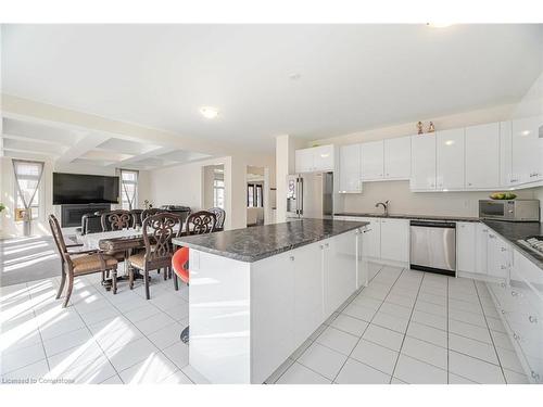 189 Thompson Drive Drive, East Gwillimbury, ON - Indoor Photo Showing Kitchen With Upgraded Kitchen