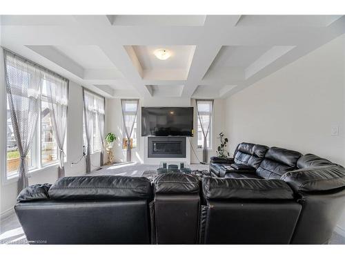 189 Thompson Drive Drive, East Gwillimbury, ON - Indoor Photo Showing Living Room