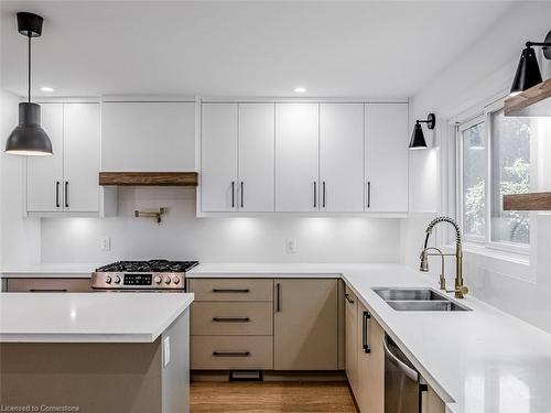 3135 Michael Crescent, Burlington, ON - Indoor Photo Showing Kitchen With Double Sink With Upgraded Kitchen