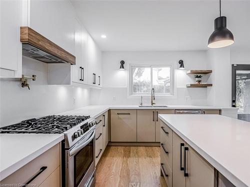 3135 Michael Crescent, Burlington, ON - Indoor Photo Showing Kitchen With Upgraded Kitchen