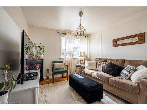 30 Garfield Crescent, Brampton, ON - Indoor Photo Showing Living Room