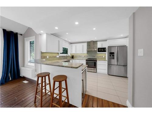 1574 Hastings Drive, London, ON - Indoor Photo Showing Kitchen With Upgraded Kitchen