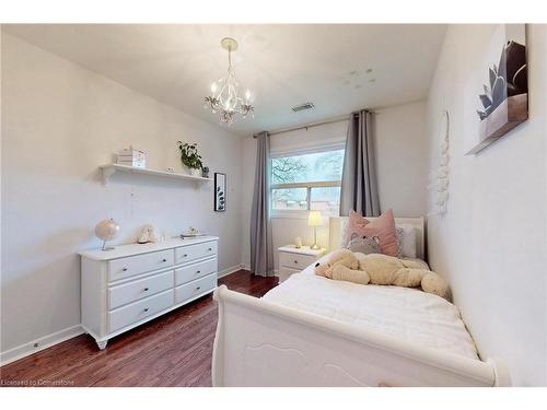 2046 Family Crescent, Mississauga, ON - Indoor Photo Showing Bedroom