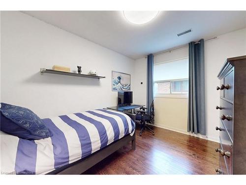 2046 Family Crescent, Mississauga, ON - Indoor Photo Showing Bedroom