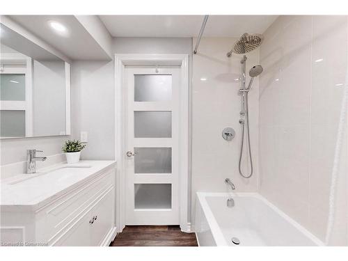 2046 Family Crescent, Mississauga, ON - Indoor Photo Showing Bathroom