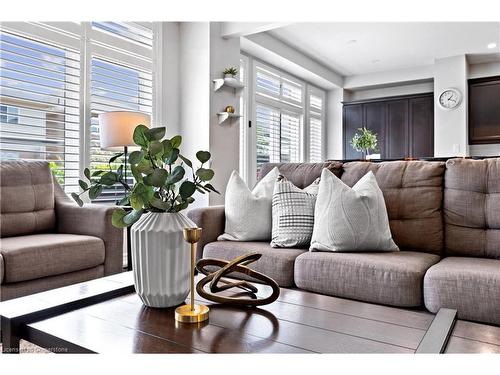 39 Weathering Heights, Stoney Creek, ON - Indoor Photo Showing Living Room