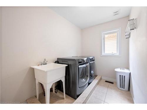 39 Weathering Heights, Stoney Creek, ON - Indoor Photo Showing Laundry Room