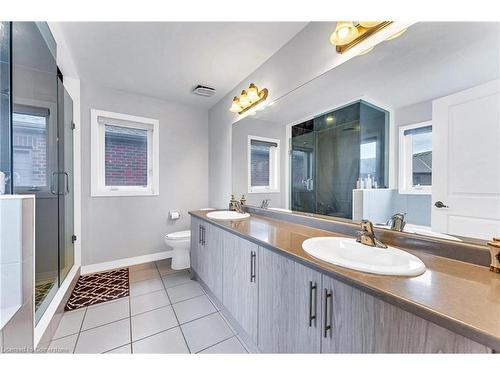 530 Thompson Street, Woodstock, ON - Indoor Photo Showing Bathroom