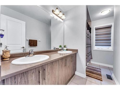 530 Thompson Street, Woodstock, ON - Indoor Photo Showing Bathroom