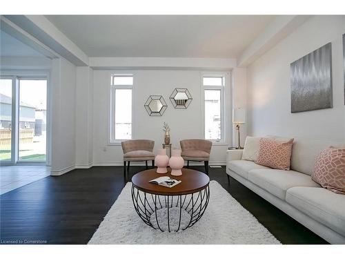 4 Whitton Dr Drive, Brantford, ON - Indoor Photo Showing Living Room