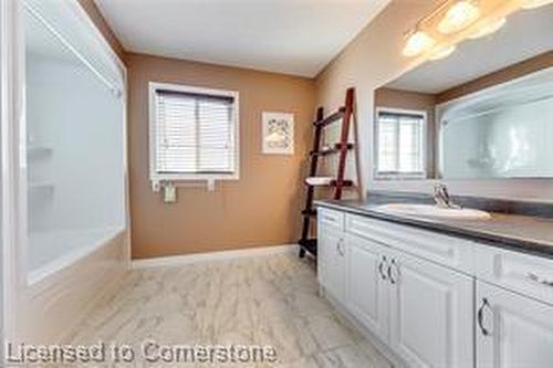 797 Paris Boulevard, Waterloo, ON - Indoor Photo Showing Bathroom