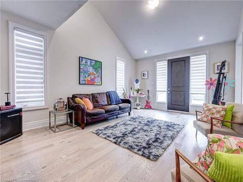 130 Anne Street, Niagara-On-The-Lake, ON - Indoor Photo Showing Living Room