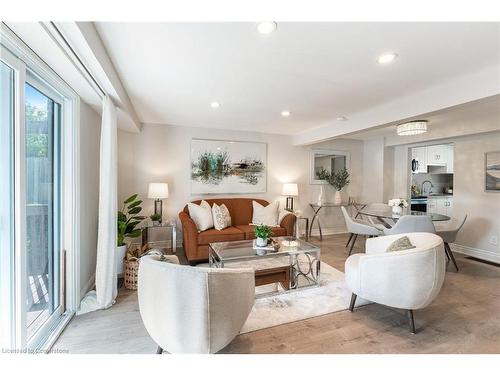 30 Reid Court, Guelph, ON - Indoor Photo Showing Living Room