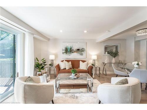 30 Reid Court, Guelph, ON - Indoor Photo Showing Living Room