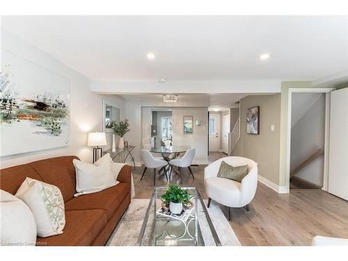 30 Reid Court, Guelph, ON - Indoor Photo Showing Living Room