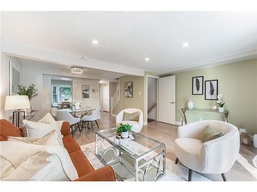 30 Reid Court, Guelph, ON - Indoor Photo Showing Living Room