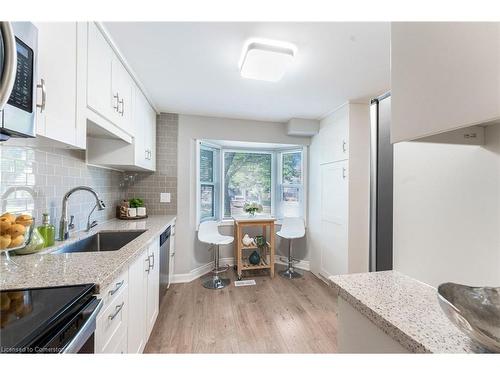 30 Reid Court, Guelph, ON - Indoor Photo Showing Kitchen With Upgraded Kitchen