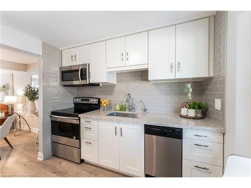 30 Reid Court, Guelph, ON - Indoor Photo Showing Kitchen With Stainless Steel Kitchen With Upgraded Kitchen