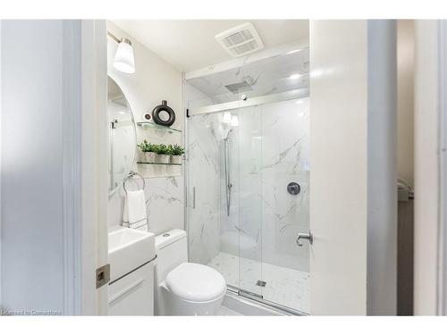 30 Reid Court, Guelph, ON - Indoor Photo Showing Bathroom