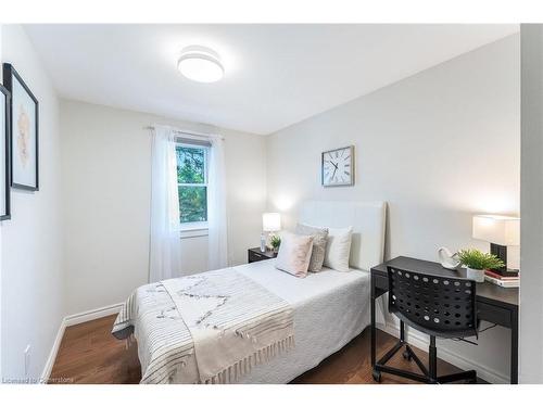 30 Reid Court, Guelph, ON - Indoor Photo Showing Bedroom