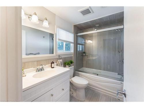 30 Reid Court, Guelph, ON - Indoor Photo Showing Bathroom