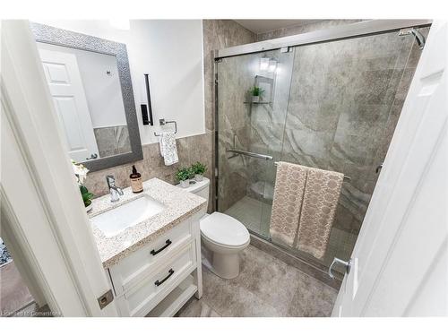 30 Reid Court, Guelph, ON - Indoor Photo Showing Bathroom