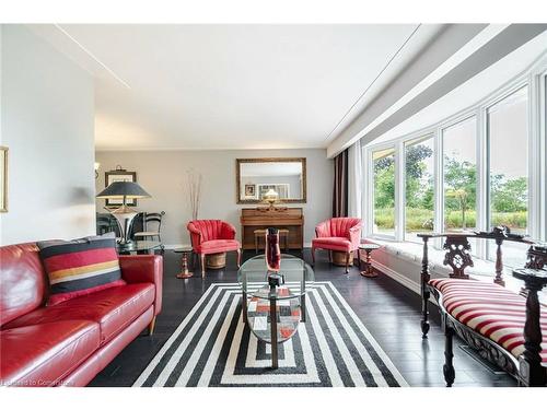 457 Trinity Church Road, Hamilton, ON - Indoor Photo Showing Living Room