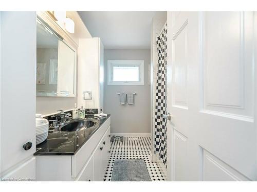 457 Trinity Church Road, Hamilton, ON - Indoor Photo Showing Bathroom