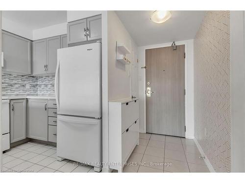 711-2177 Burnhamthorpe Road W, Mississauga, ON - Indoor Photo Showing Kitchen