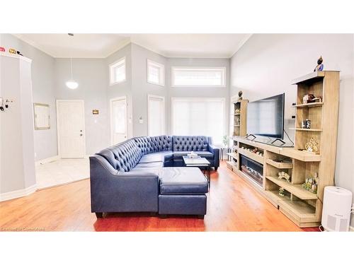 1085 South Wenige Drive, London, ON - Indoor Photo Showing Living Room