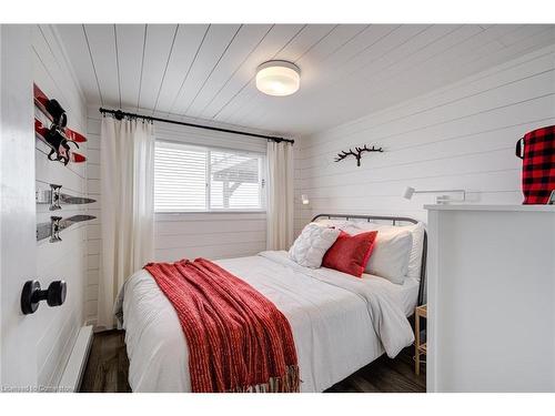 16 William Avenue, Wasaga Beach, ON - Indoor Photo Showing Bedroom