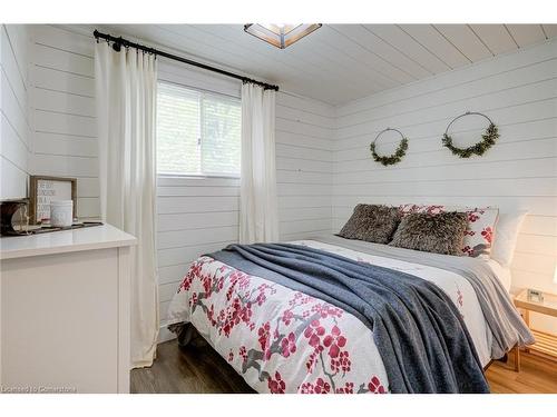 16 William Avenue, Wasaga Beach, ON - Indoor Photo Showing Bedroom