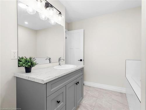 111 Livingston Drive, Tillsonburg, ON - Indoor Photo Showing Bathroom