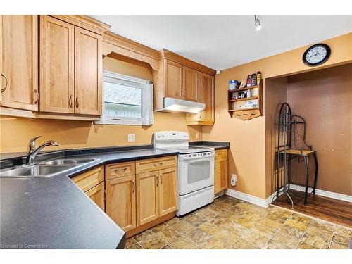 28 Alexandra Boulevard, St. Catharines, ON - Indoor Photo Showing Kitchen With Double Sink