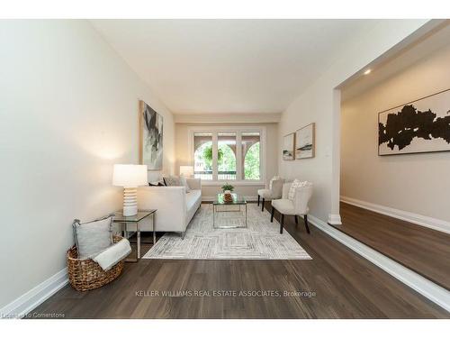 4281 Creeks End, Mississauga, ON - Indoor Photo Showing Living Room