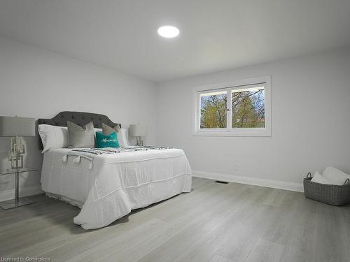 17 Riverview Dr Drive, Cambridge, ON - Indoor Photo Showing Bedroom