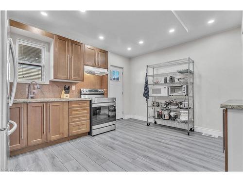 15 Lincoln Street, Hamilton, ON - Indoor Photo Showing Kitchen