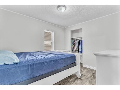 15 Lincoln Street, Hamilton, ON - Indoor Photo Showing Bedroom