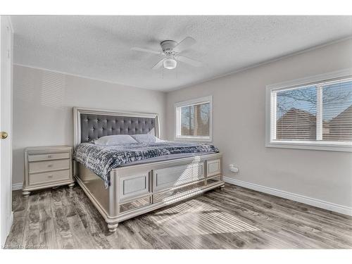 15 Lincoln Street, Hamilton, ON - Indoor Photo Showing Bedroom