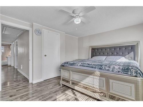 15 Lincoln Street, Hamilton, ON - Indoor Photo Showing Bedroom