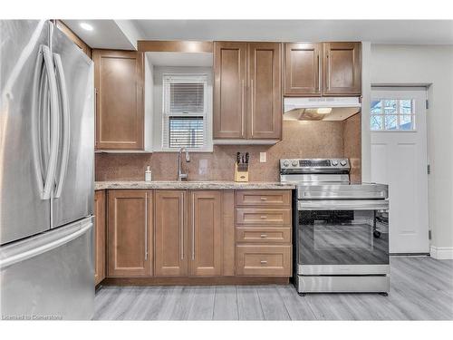 15 Lincoln Street, Hamilton, ON - Indoor Photo Showing Kitchen