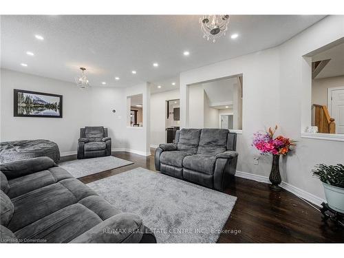 1634 Chelton Place, London, ON - Indoor Photo Showing Living Room