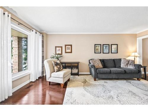 3246 Colonial Drive, Mississauga, ON - Indoor Photo Showing Living Room