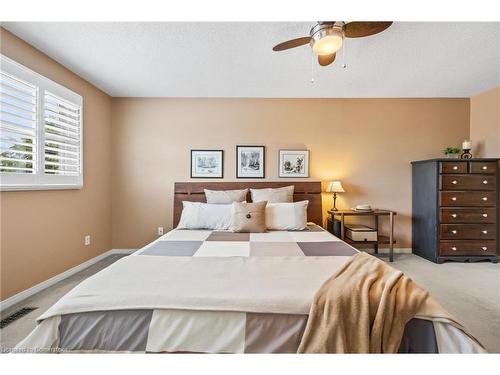 3246 Colonial Drive, Mississauga, ON - Indoor Photo Showing Bedroom