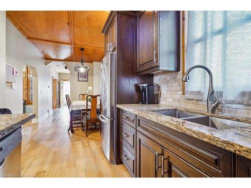 6311 Barker Street, Niagara Falls, ON - Indoor Photo Showing Kitchen With Double Sink With Upgraded Kitchen