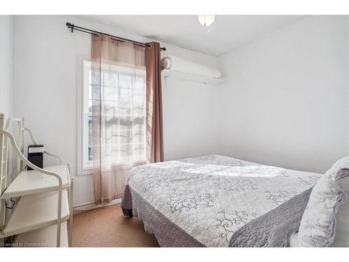 6311 Barker Street, Niagara Falls, ON - Indoor Photo Showing Bedroom